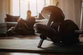 揭秘地下棋牌室的“千术”陷阱：保护自己的唯一方法是不赌。（地下棋牌室的骗术真相：唯有远离赌博才能保全自己）